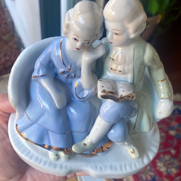 Vintage Colonial Porcelain 80’s Blue & White Couple Figurine Sitting on Sofa - Picture 3 of 15